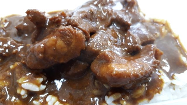 セブンイレブン黒毛牛肉(アンガス種)を柔らかく煮込んだ金のビーフカレー